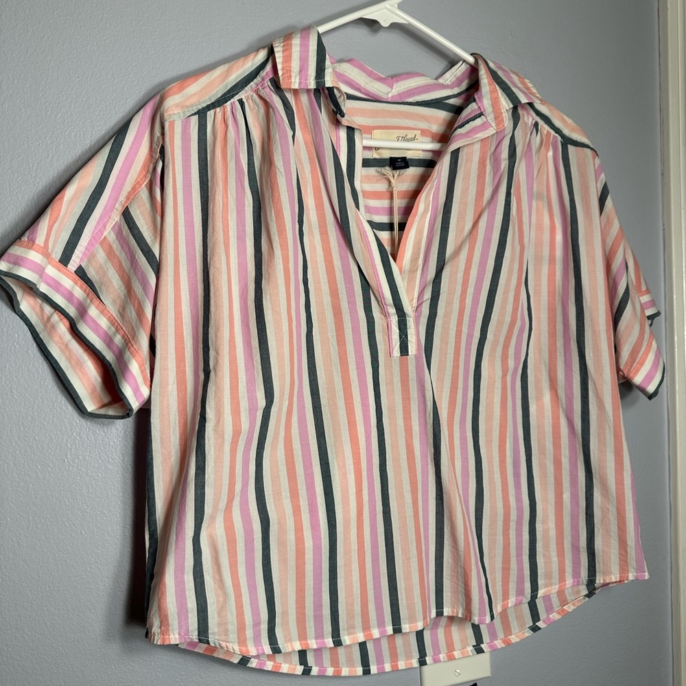 NEW Striped collar blouse